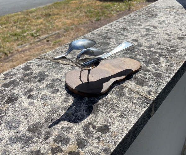 Oiseau sur son support buis