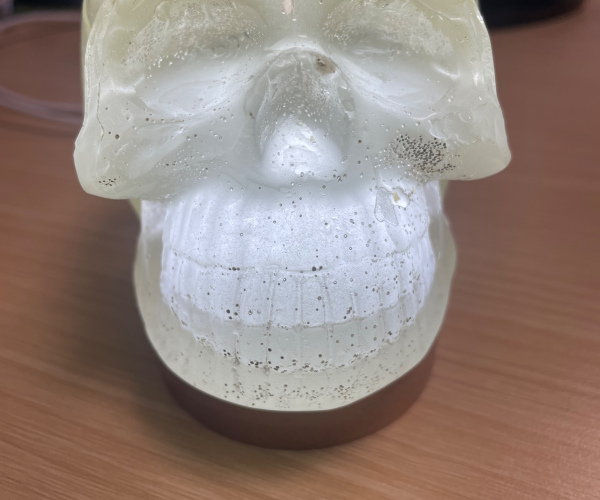 Tête de mort en résine avec son support lumineux USB