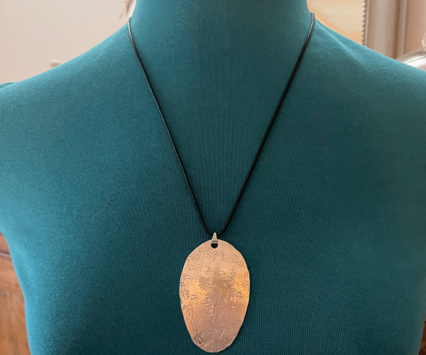 Pendentifs scellés avec runes de protections cachées 